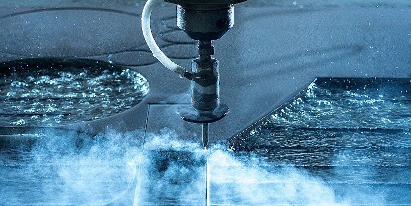 Rezani vodnim paprskem moderni technologie pro precizni deleni materialu